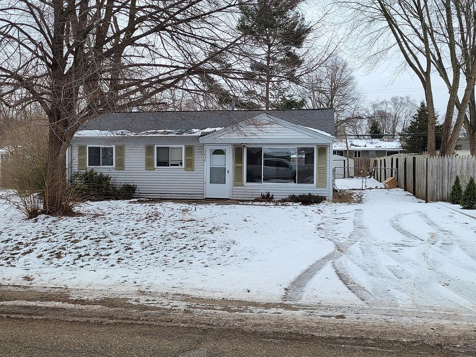 1st image of 3040 Fisher Ave