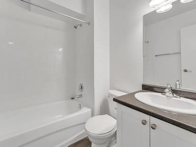 122 Elizabeth St — Photo 7