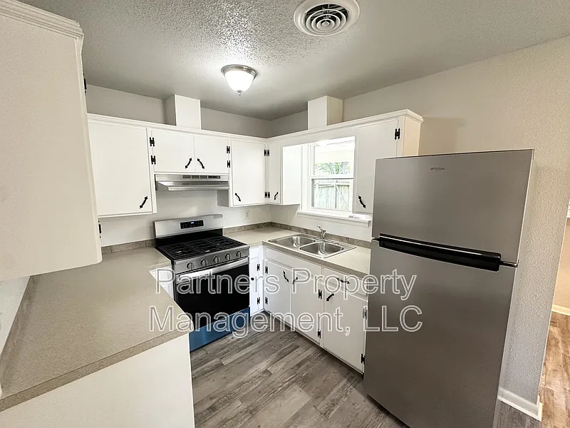 3 bed, 1.5 bath, 1152 sqft, $1,795 — Photo 3