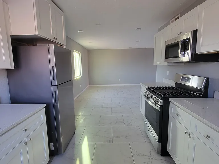 430 Corregidor Ave #B — Photo 7