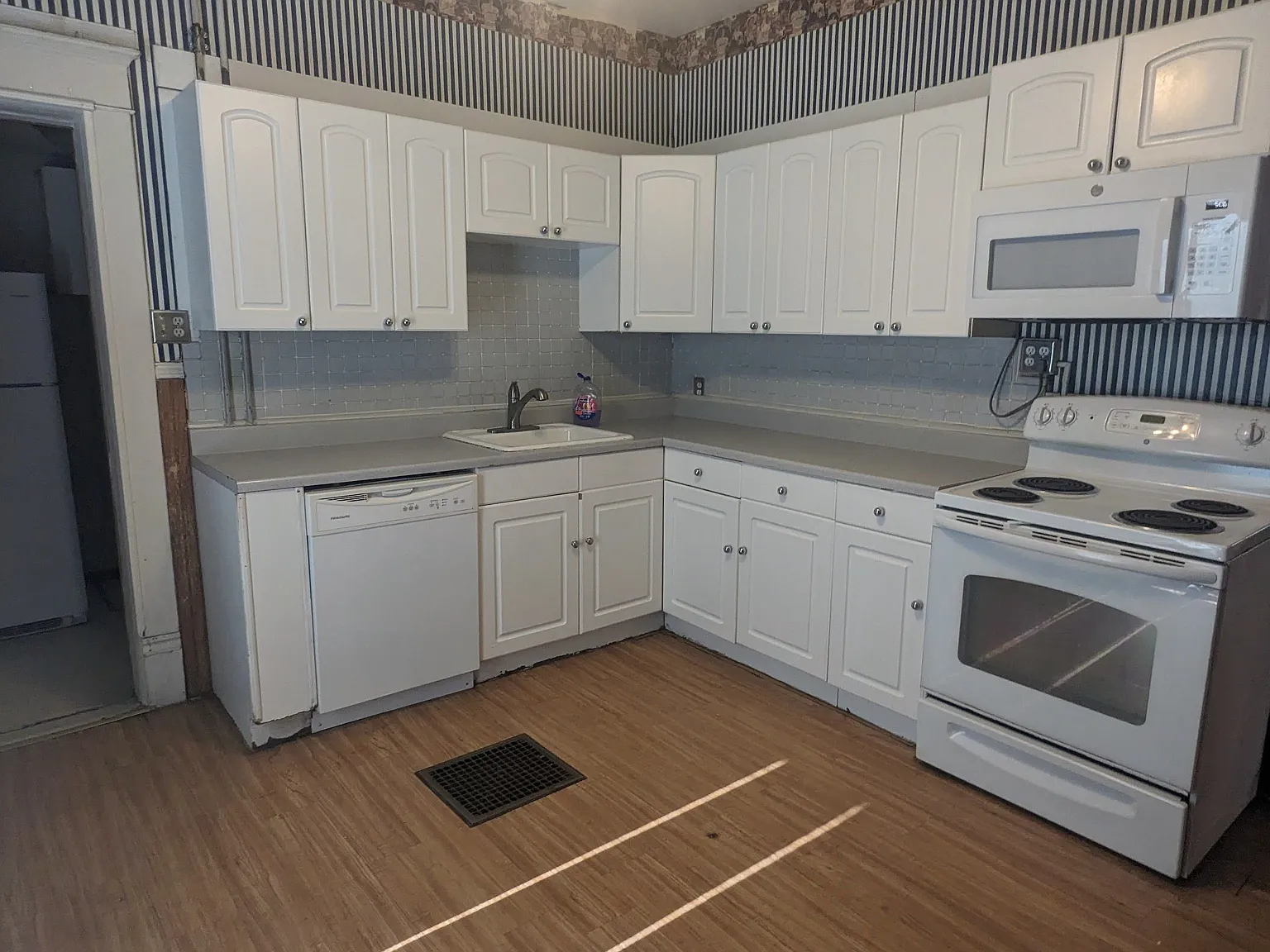 6 bed, 3000 sqft, $650 — Photo 3