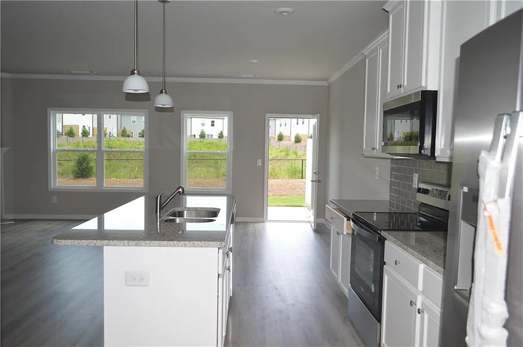 4 bed, 2.5 bath, 2000 sqft, $2,150 — Photo 4