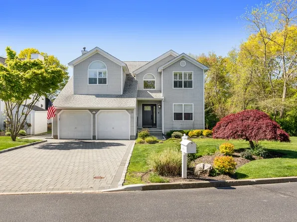 1 Fairwind Ct, Oakdale, NY 11769