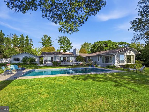 3rd image of 416 Cove Rd