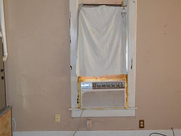 3rd image of 302 N E St