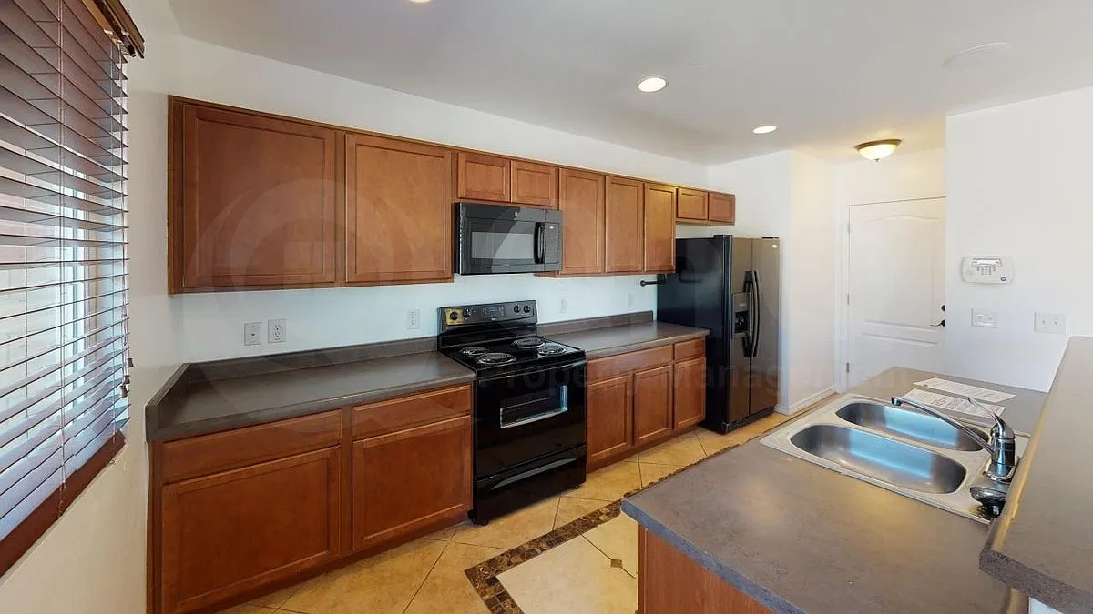 3 bed, 2.5 bath, 1431 sqft, $1,699 — Photo 2