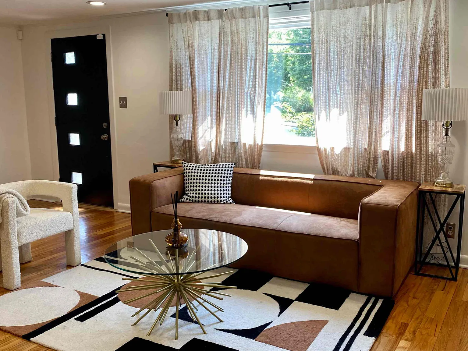 3 bed, 2400 sqft, $4,750 — Photo 3