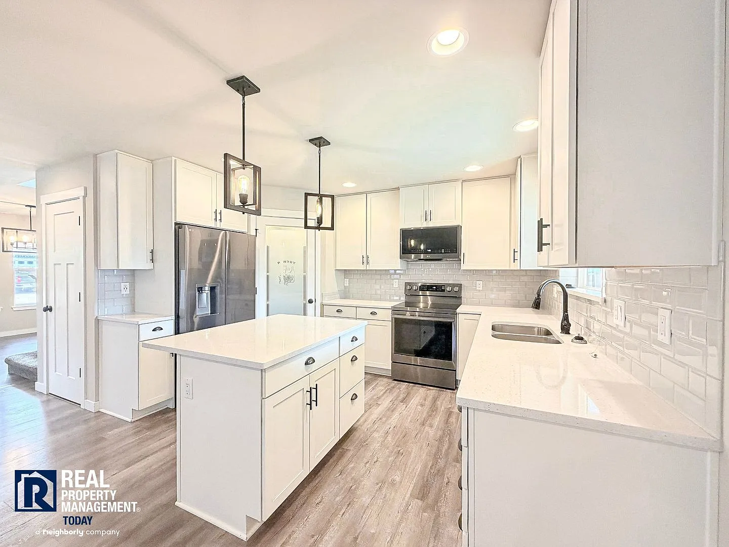Updated 4-Bedroom Enumclaw Home | Tesla Charger, A/C & Bonus Room — Photo 2