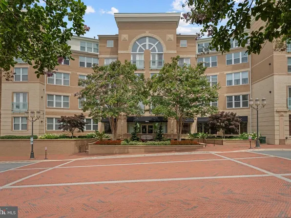 12000 Market St APT 446, Reston, VA 20190