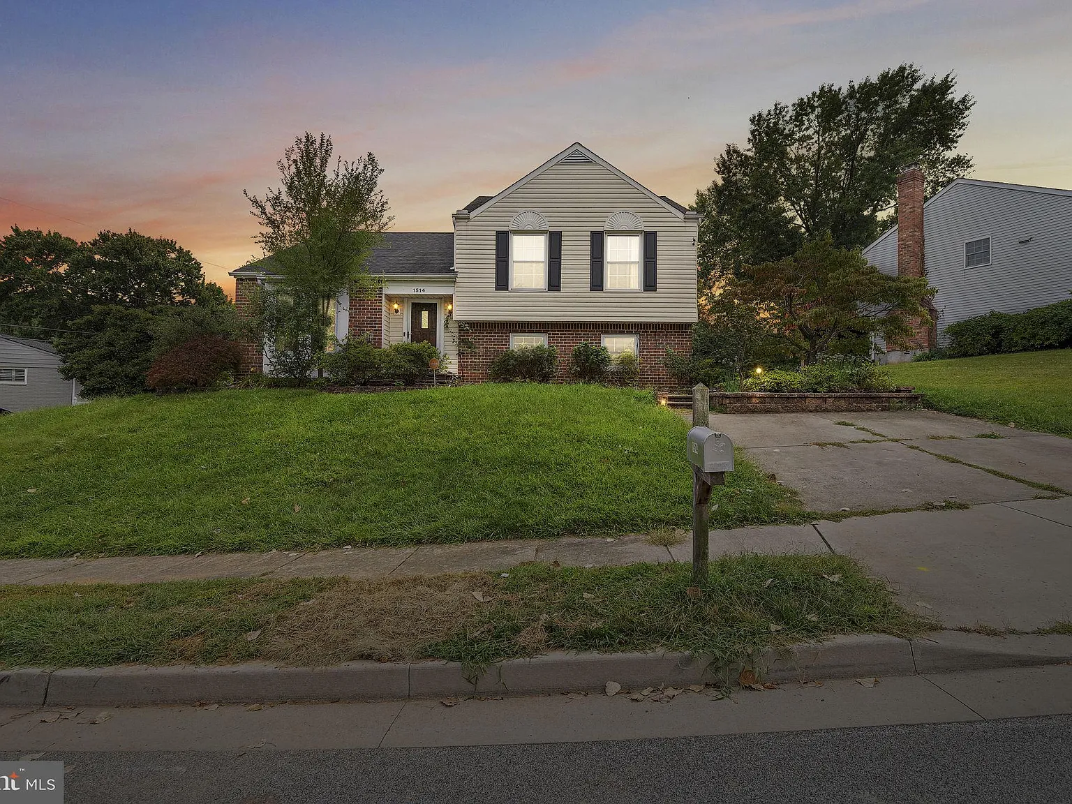 3 bed, 3.0 bath, 1898 sqft, $3,600 — Photo 2