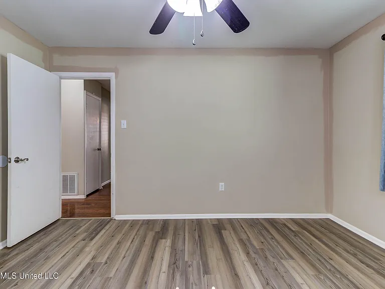 2323 Middlecoff Dr — Photo 28