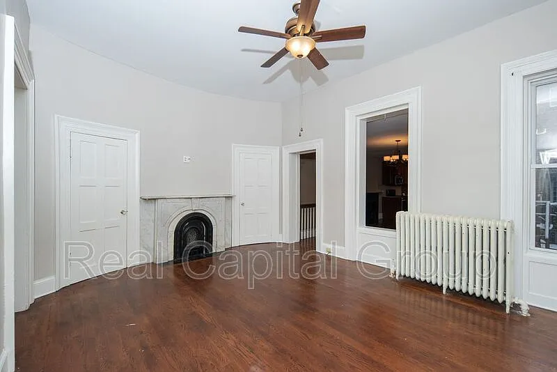 3 bed, 1.0 bath, 1100 sqft, $1,895 — Photo 3
