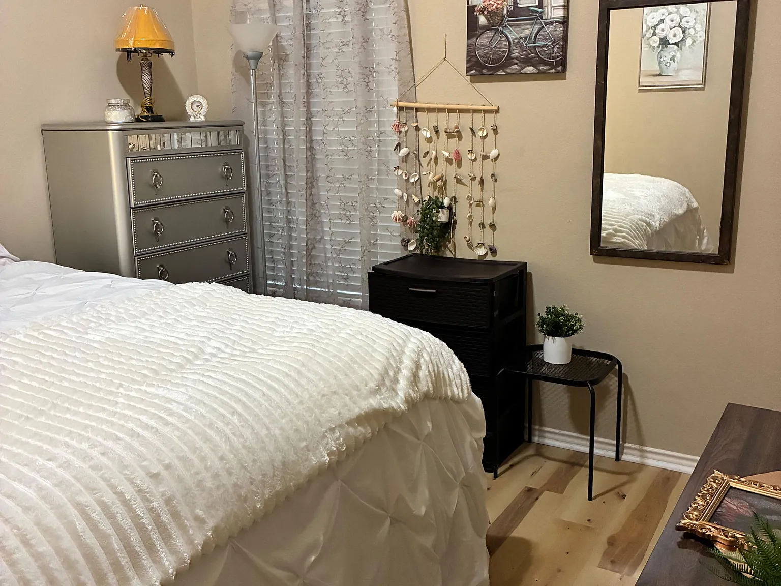 2 bed, 1.0 bath, 2600 sqft, $1,364 — Photo 1