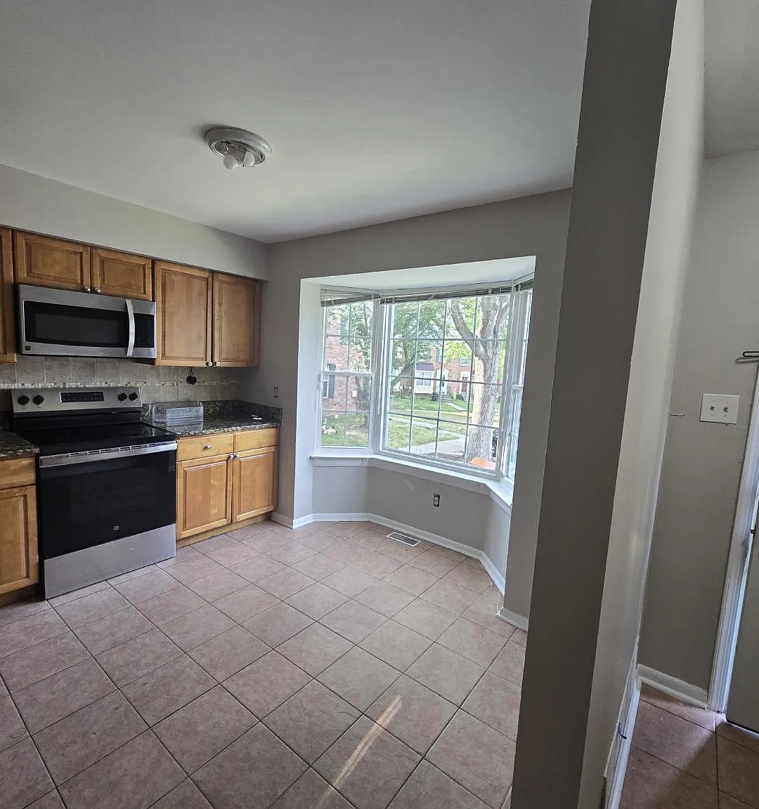 3 bed, 3.5 bath, 1372 sqft, $2,550 — Photo 2