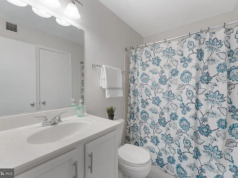 1717 Ascot Way #E — Photo 6