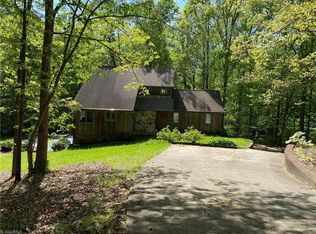 800 Gateshaven Ln, Winston Salem, NC 27103
