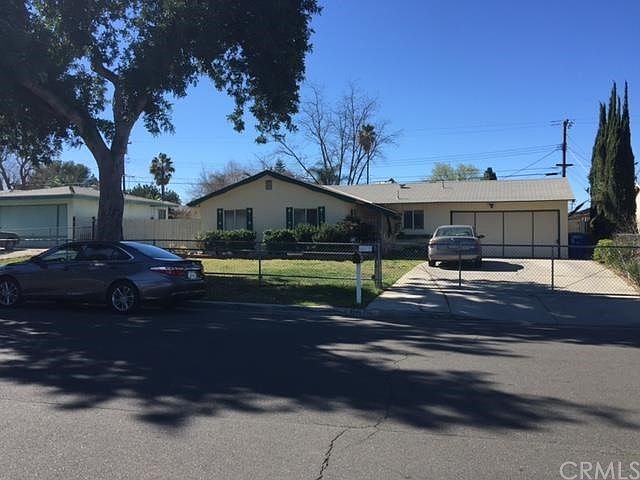 Move in condition, gated for privacy for the family!