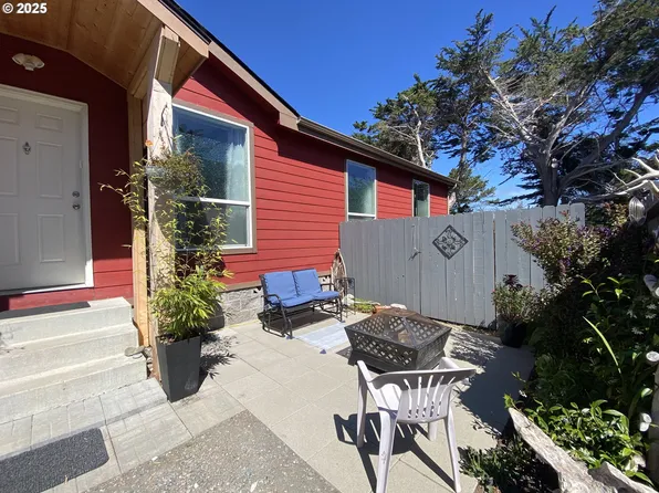 94223 1st St, Gold Beach, OR 97444