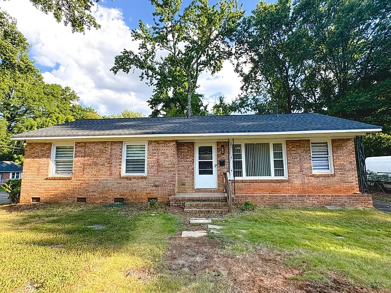 2801 Wedgefield Dr — Photo 2