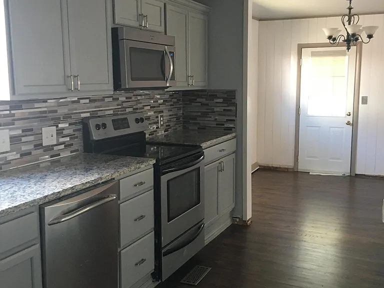 2135 S Florence Ave — Photo 12
