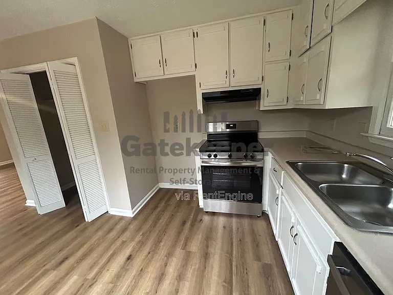 90 Meadowbrook Ct #E — Photo 4