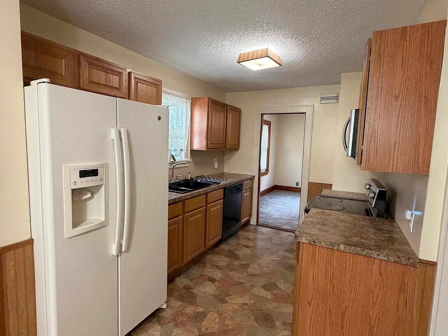 2 bed, 1.0 bath, 2936 sqft, $1,600 — Photo 3