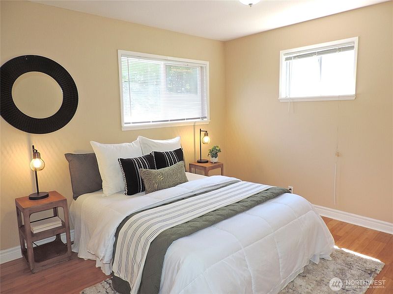 5th image of 10233 10th Avenue SW