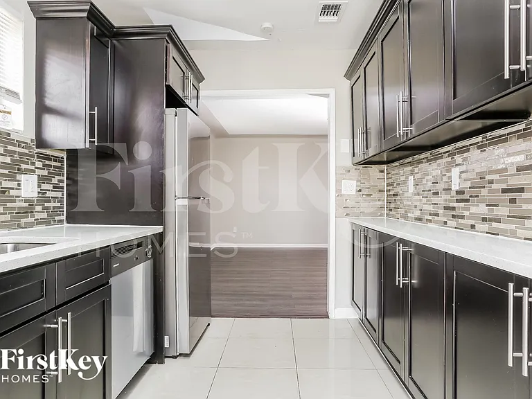 1565 NW 6th Ave — Photo 9