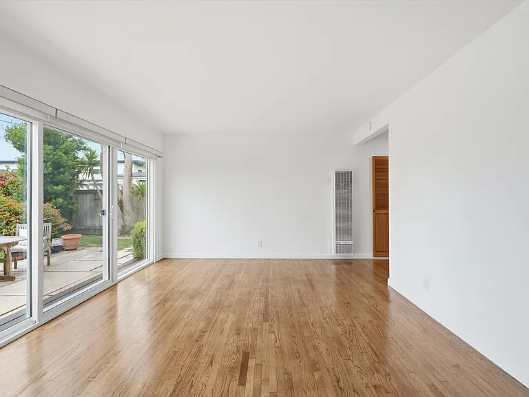 1326 Gates Ave — Photo 2