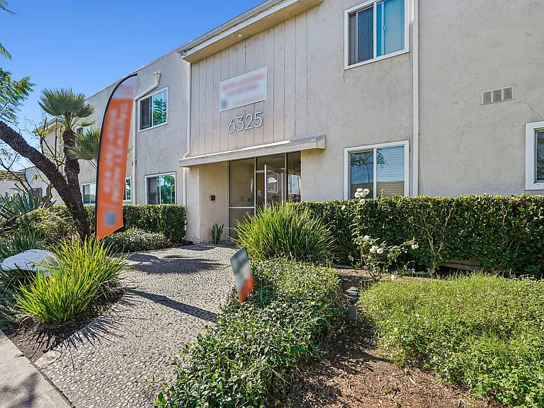 Pet Friendly Apartment Complex in South LA - Gated Parking, Laundry In-Units, Manager On-Site — Photo 13