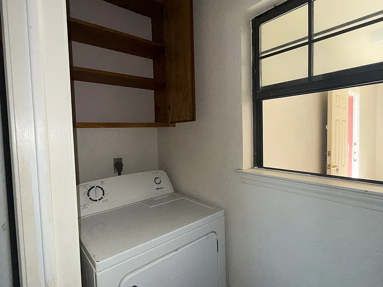 933 Edwards St — Photo 2
