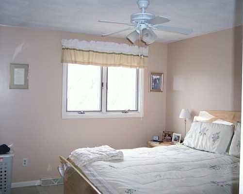 MASTER BED W/ WALK IN CLOSET