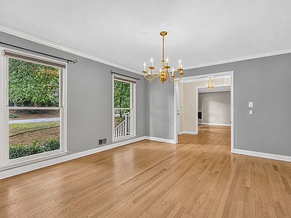 2nd image of 204 Fernbrook Cir