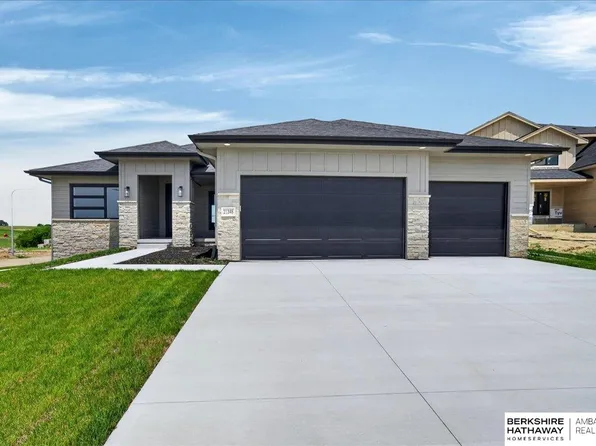 21348 Laurel Cir, Elkhorn, NE 68022