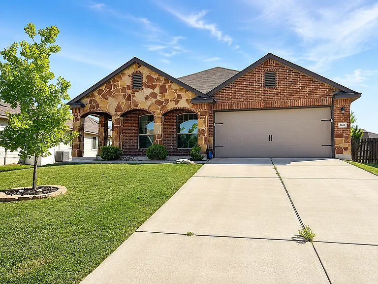 1617 Lubbock Dr — Photo 2