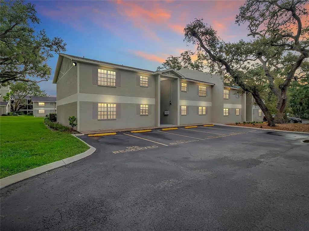 2 bed, 2.0 bath, 984 sqft, $1,650 — Photo 2