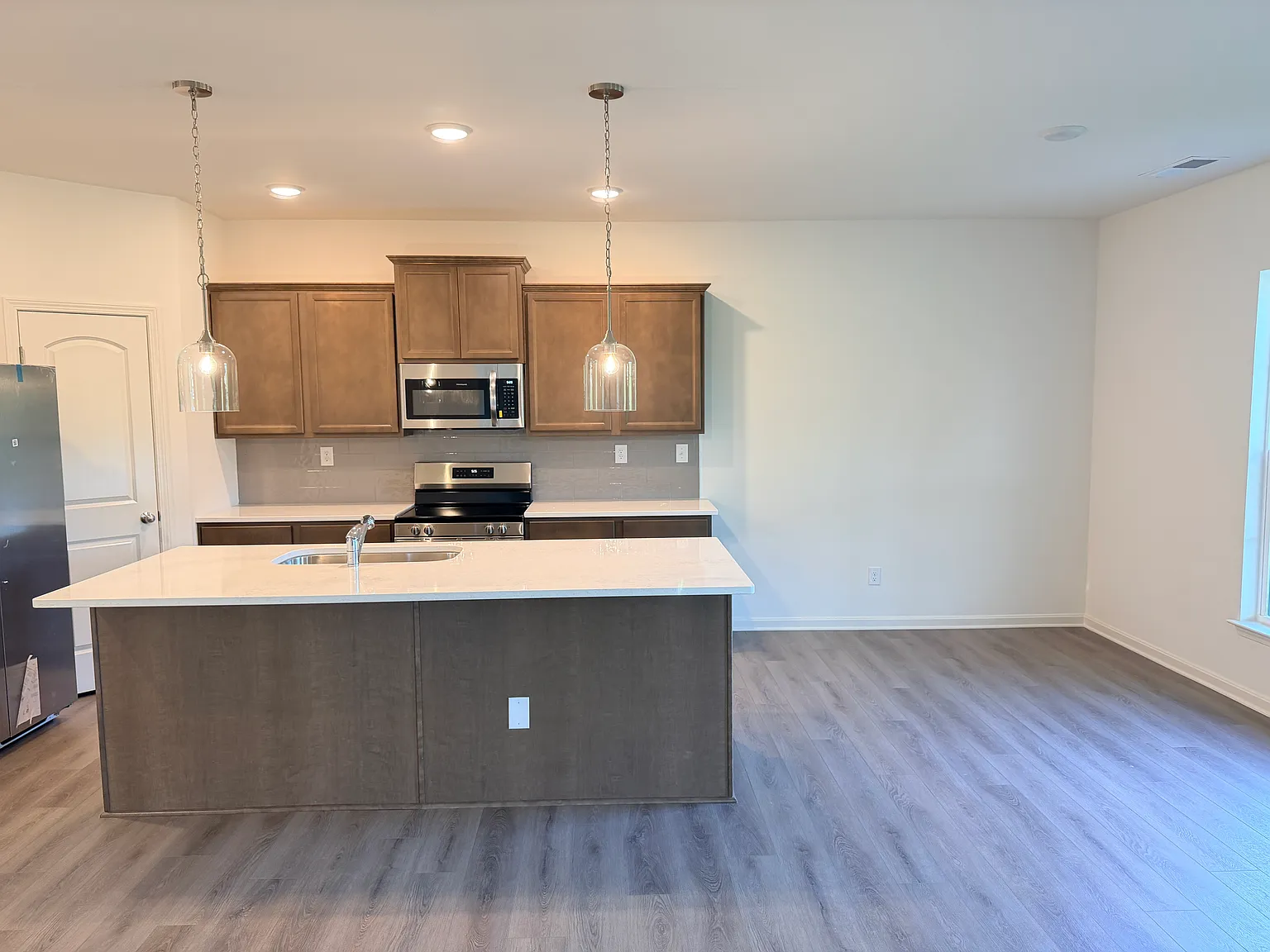4 bed, 2.5 bath, 2350 sqft, $2,700 — Photo 4