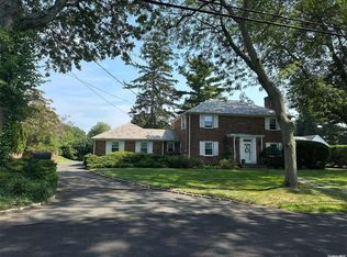 81 Robbins Dr, Williston Park, NY 11596