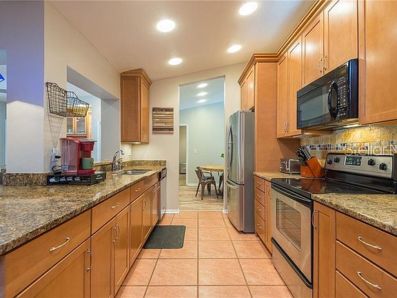 3rd image of 524 Waterford Cir W