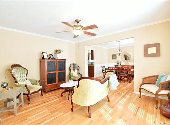 3rd image of 3072 Wimbledon Ln