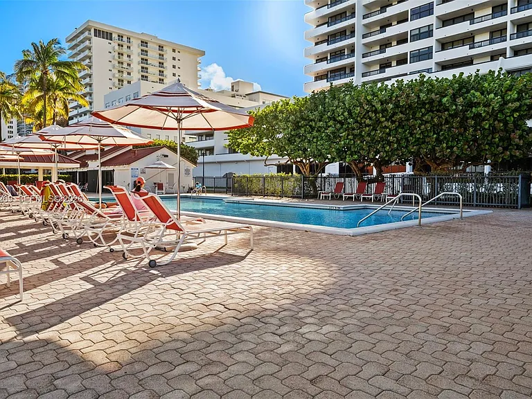 2555 Collins Ave #1002 — Photo 36