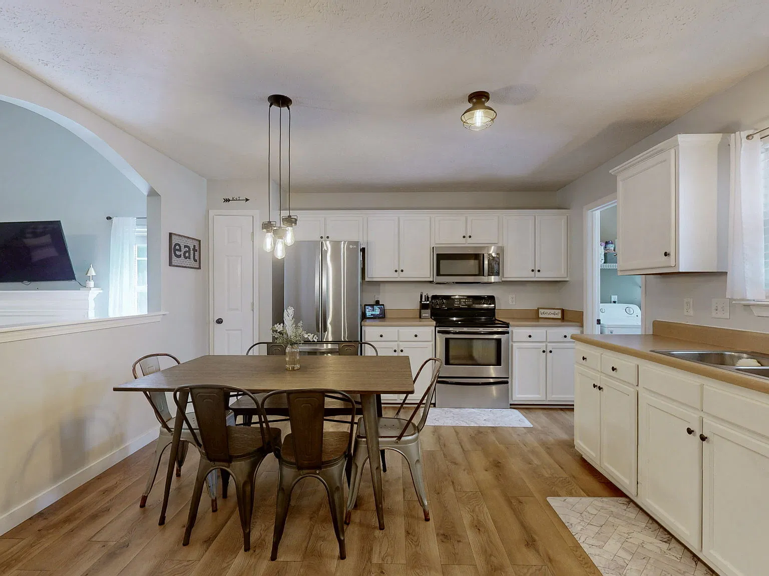 3 bed, 1225 sqft, $1,950 — Photo 4