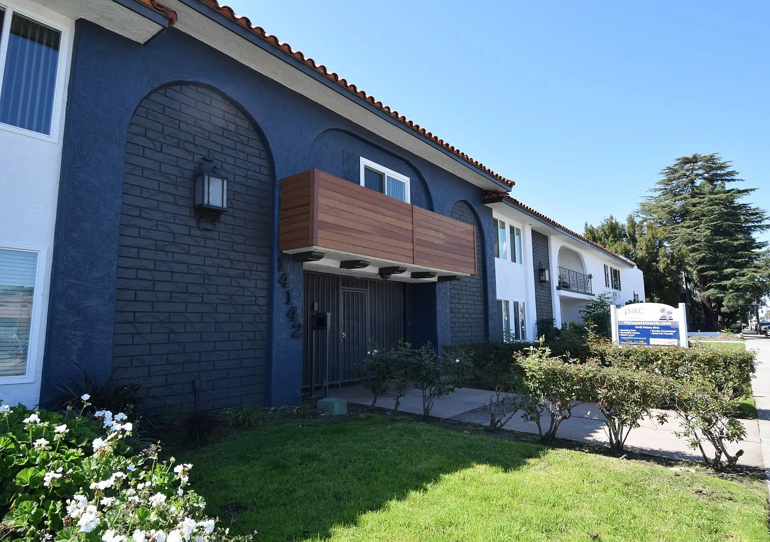 14142 Victory Blvd — Photo 1