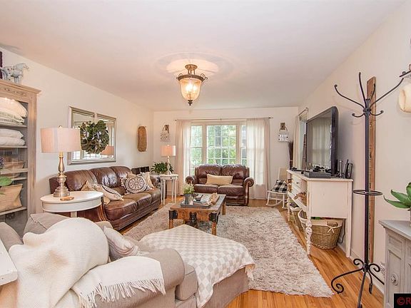 3rd image of 317 Oak Knoll Blvd