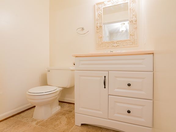 Main floor 1/2 bath