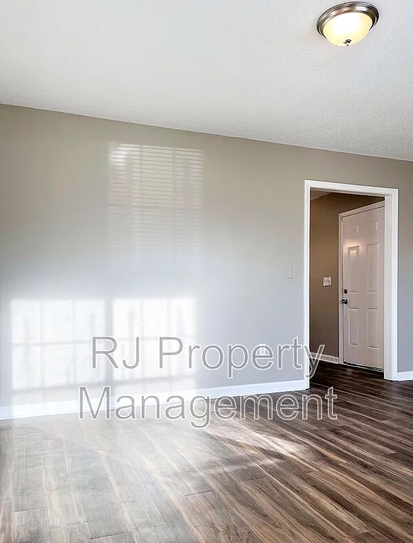 3 bed, 2.0 bath, 1123 sqft, $1,050 — Photo 4