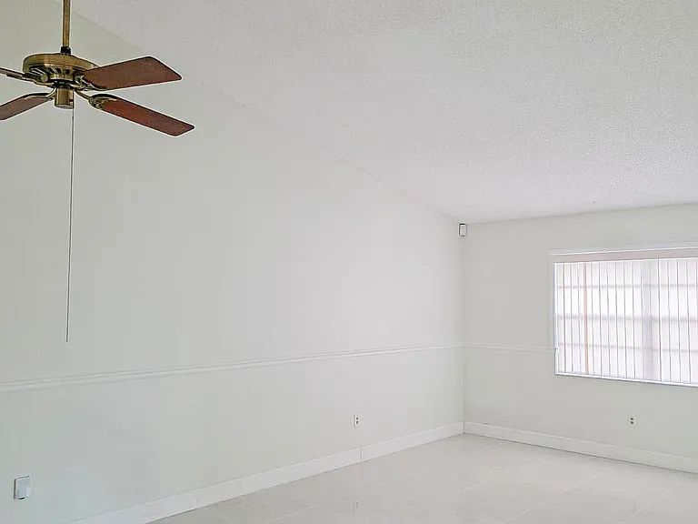 1611 Cabot Ln #C2 — Photo 2