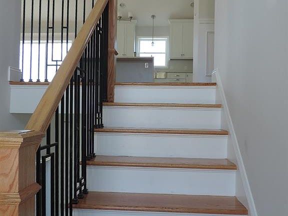 5th image of 19 Meadow View Dr