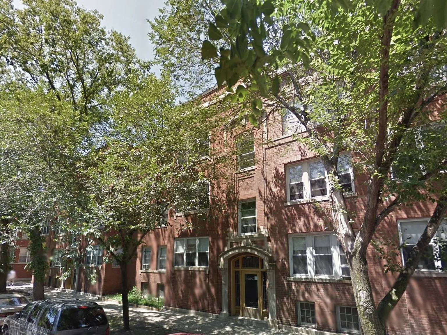 Large and Bright 1-bed/1-bath in Edgewater - Close to LUC! — Photo 2