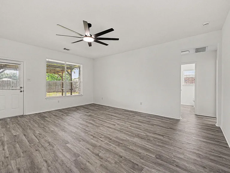 18314 Manorcliff Ln — Photo 10